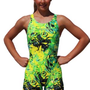 Model with arms folded - AMANZI Vortex Kneesuit