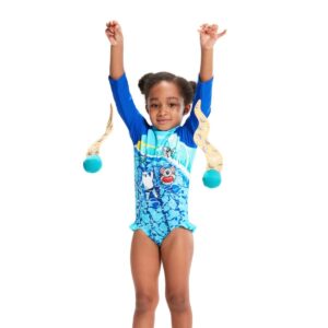 Kid playing with Speedo Dive Balls - Orange / Aquarium / Black